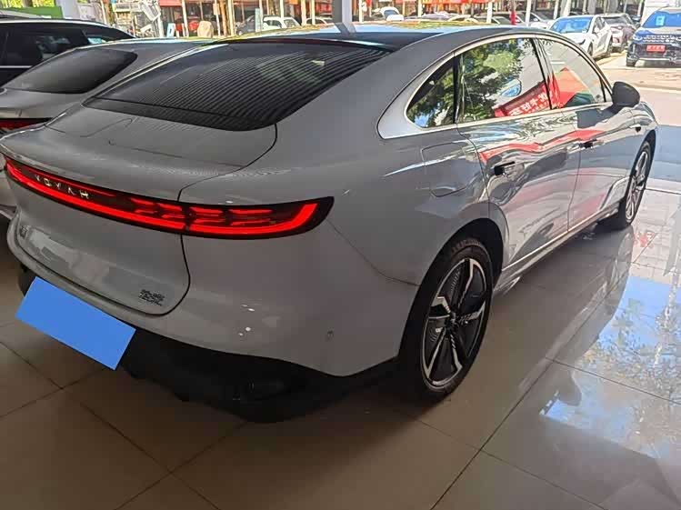 VOYAH Lantu chasing light