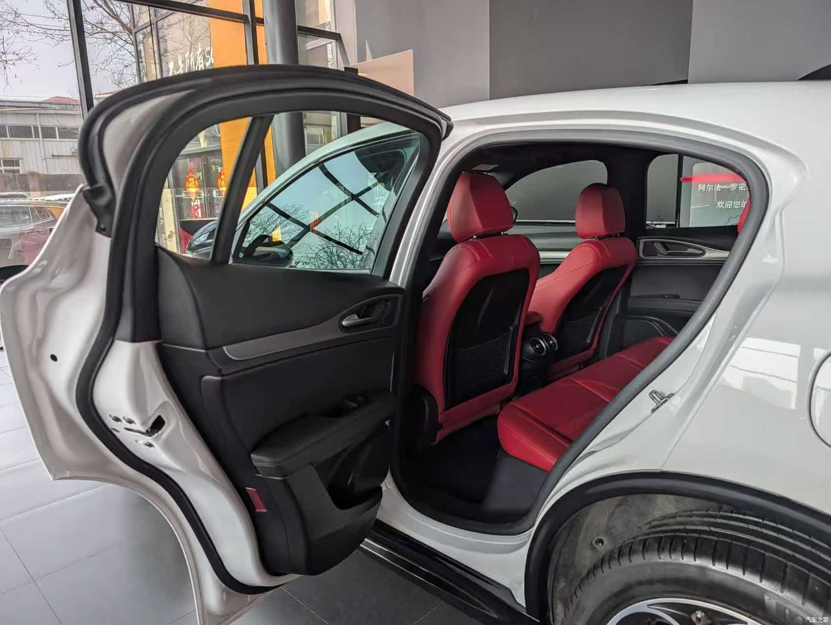 Alfa Romeo Stelvio, 2024 7