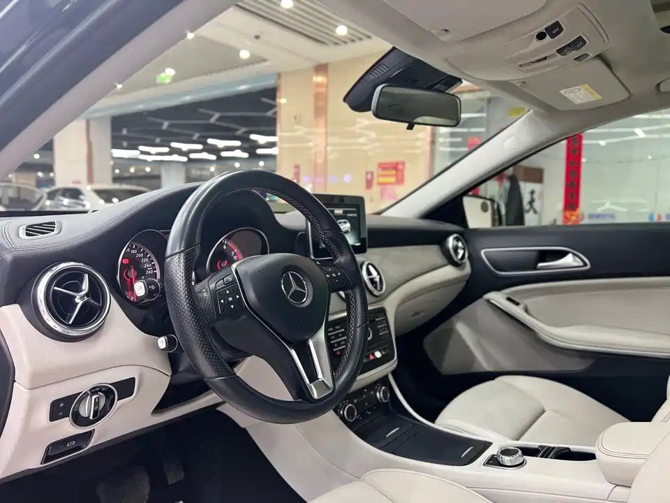 Mercedes-Benz GLA Mercedes-Benz GLA