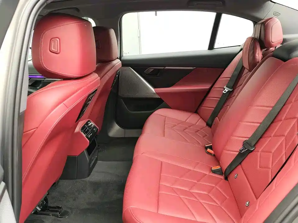 BMW i5