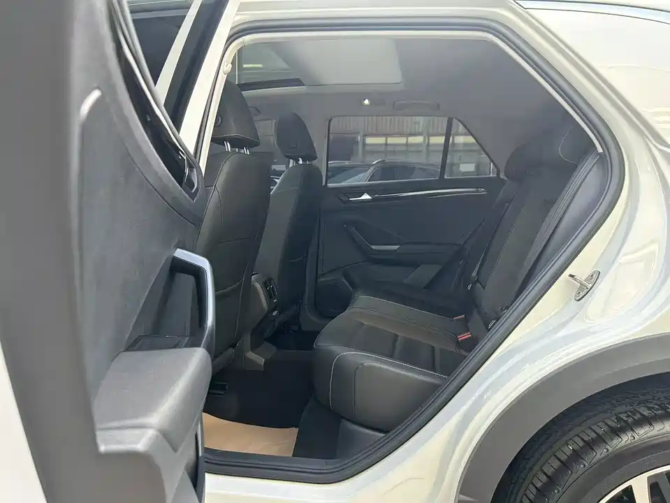 Volkswagen T-ROC exploring Songs