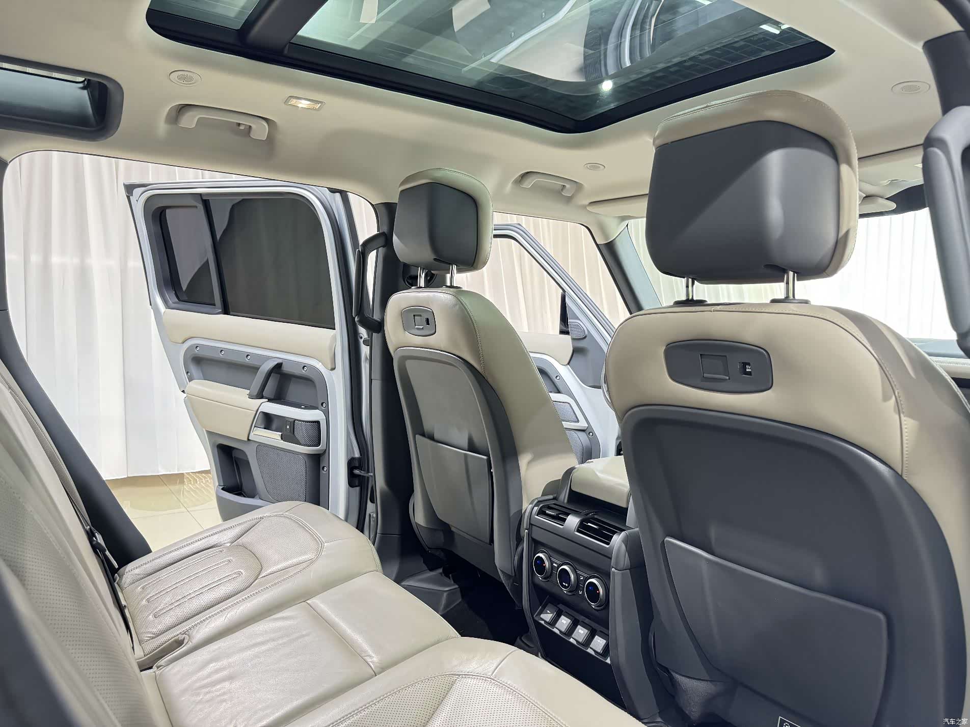 Land Rover Defender, 2021 9