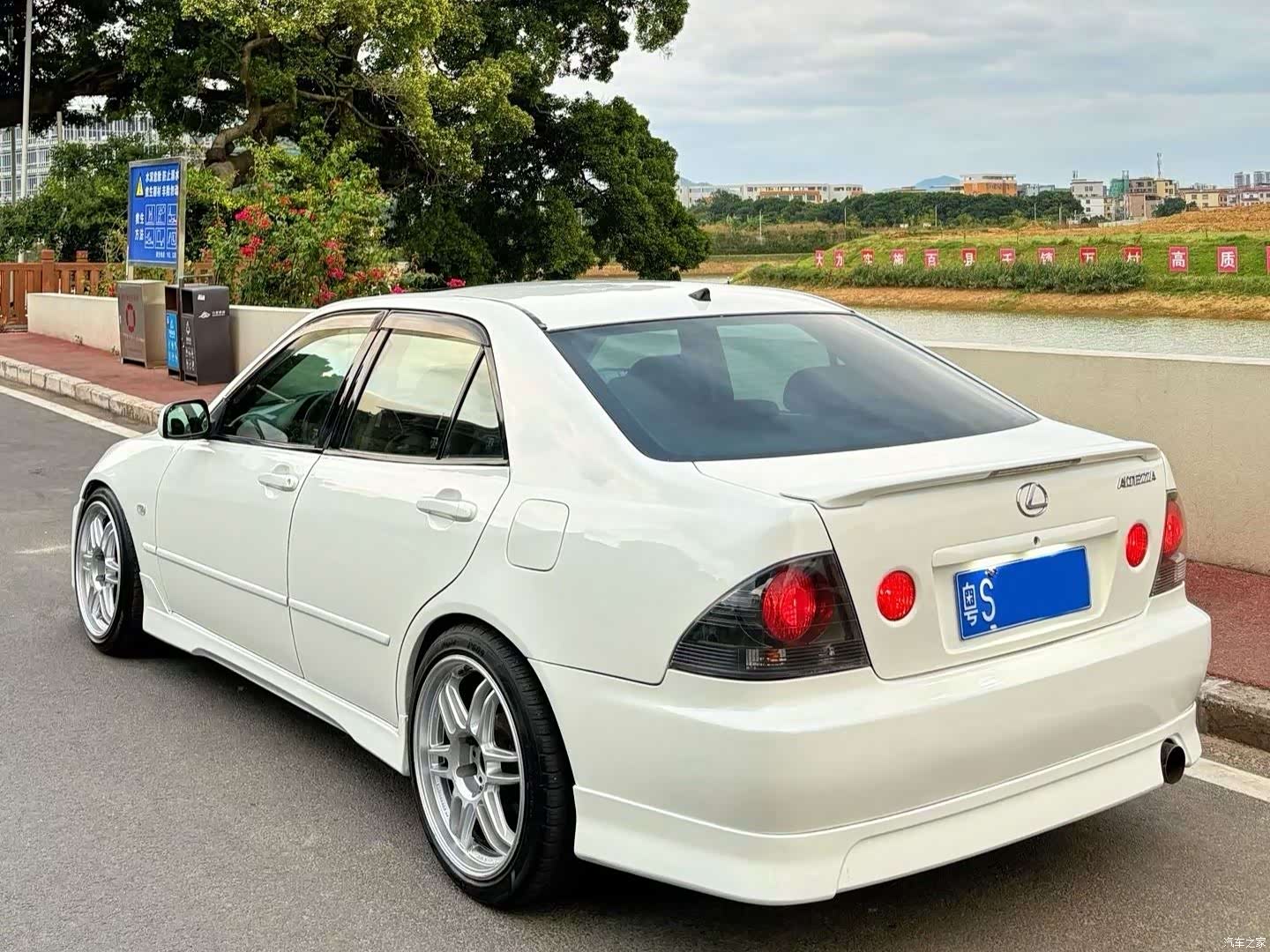Lexus IS, 2001 все фото
