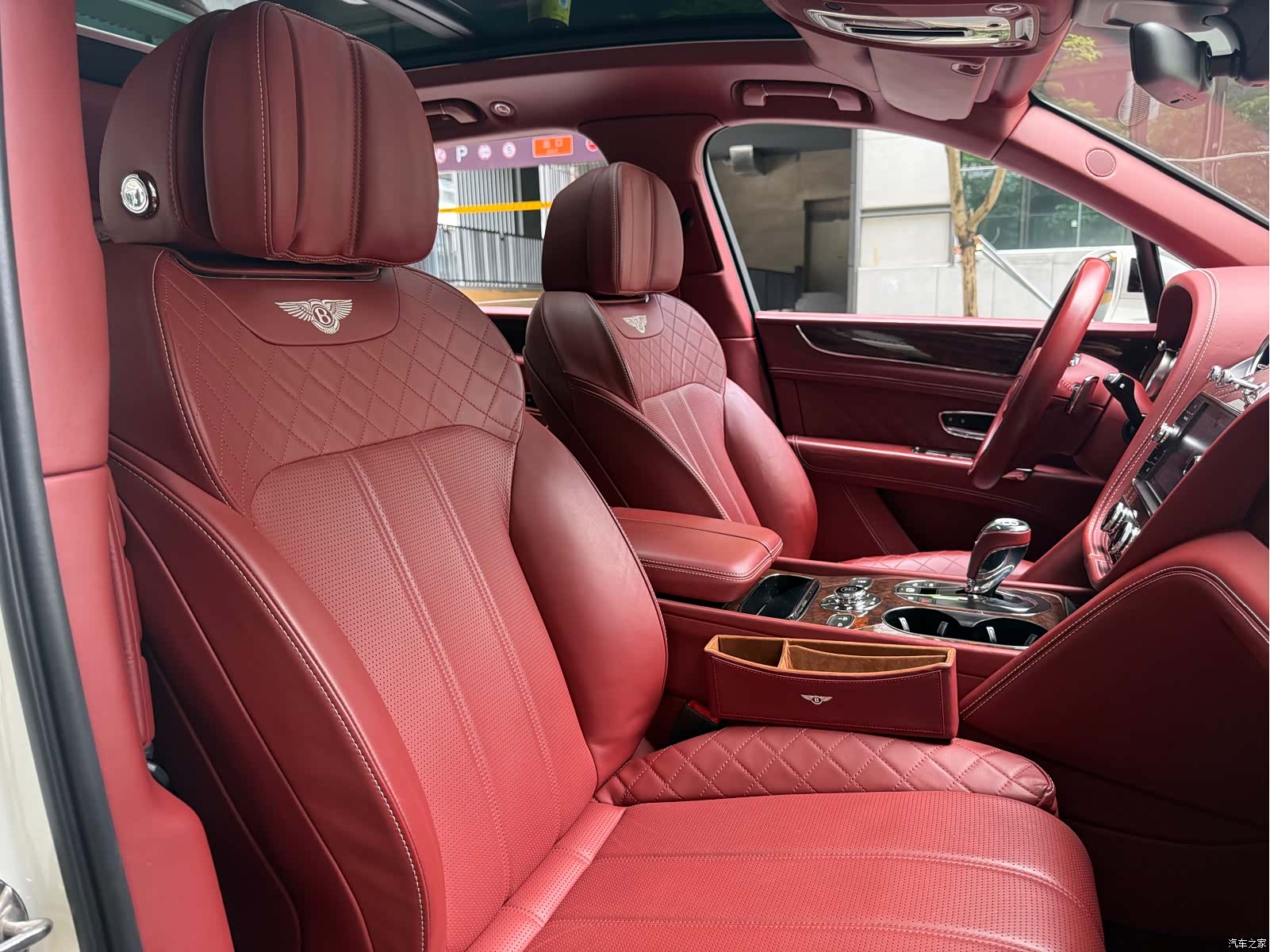 Bentley Bentayga, 2016 11