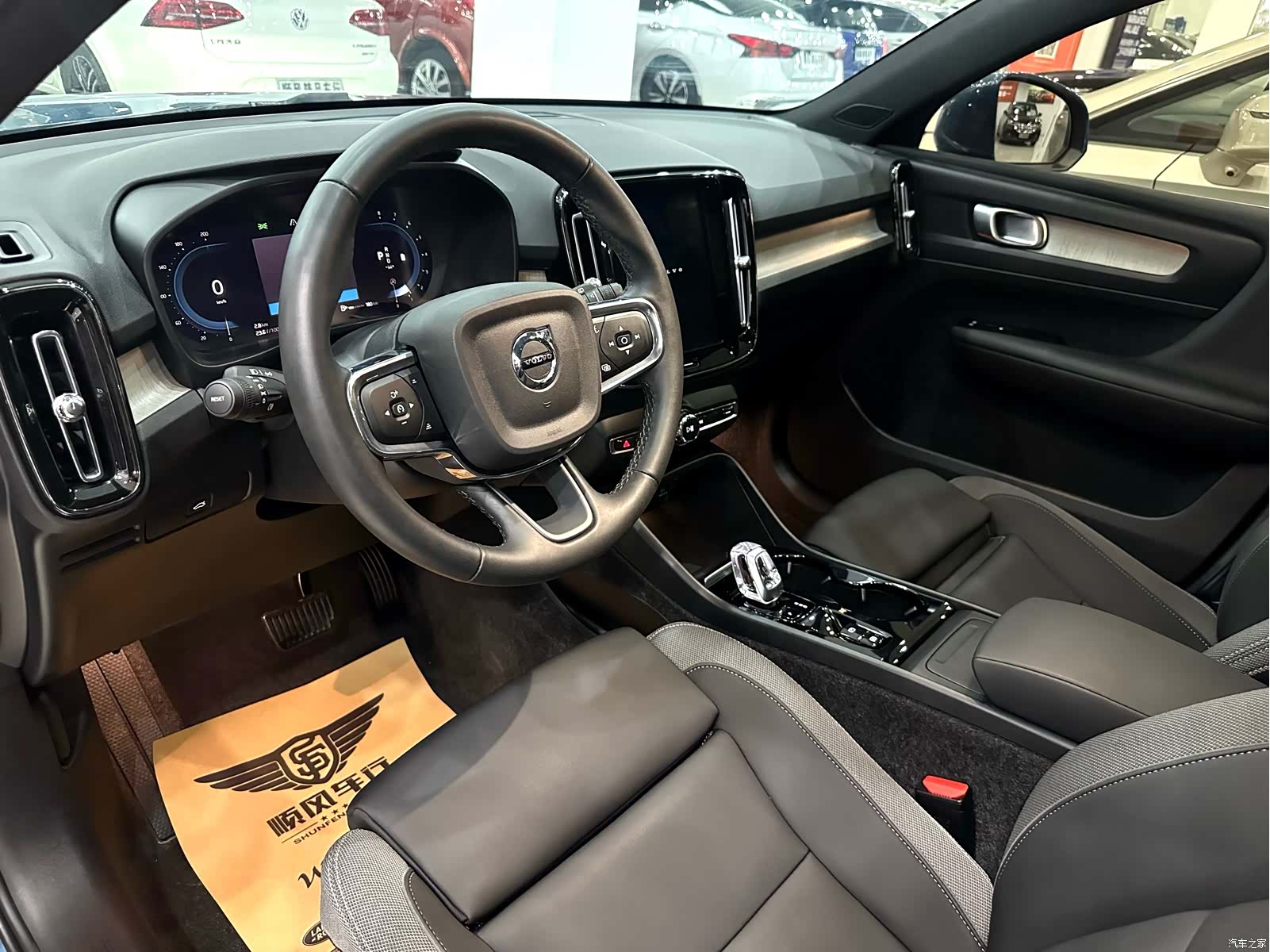 Volvo XC40, 2022 все фото
