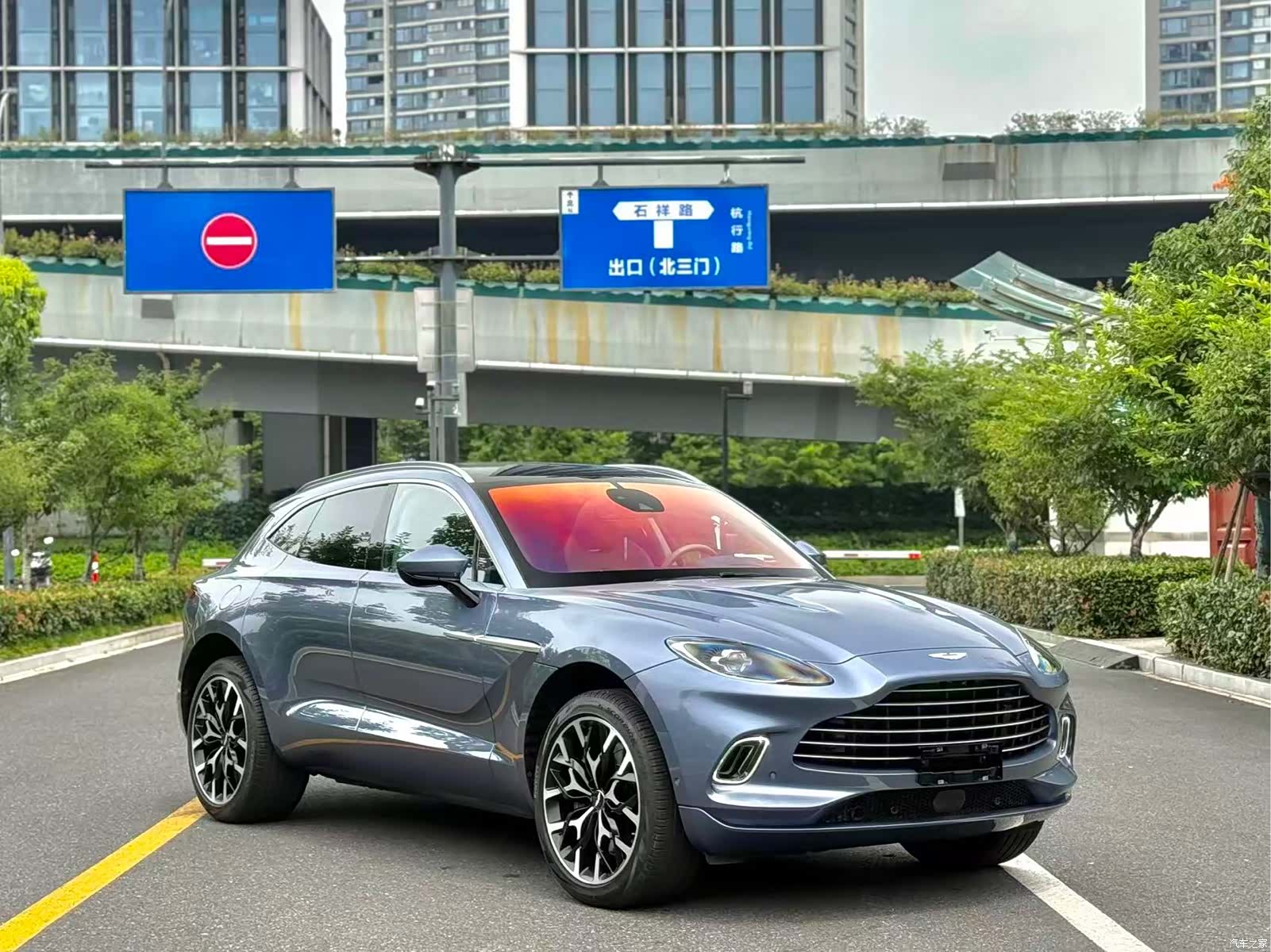 Aston Martin DBX, 2022 3