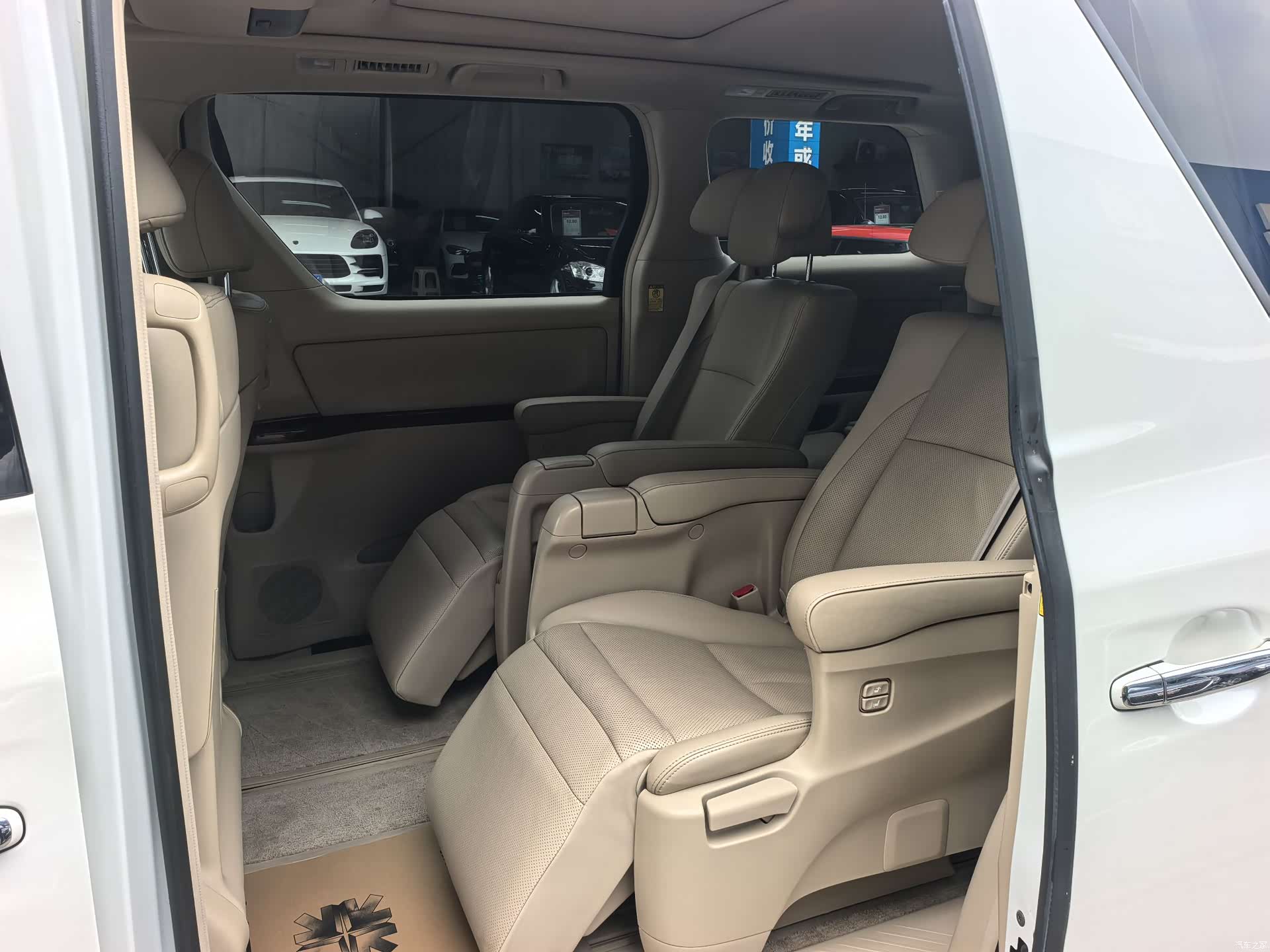 Toyota Alphard, 2010 6