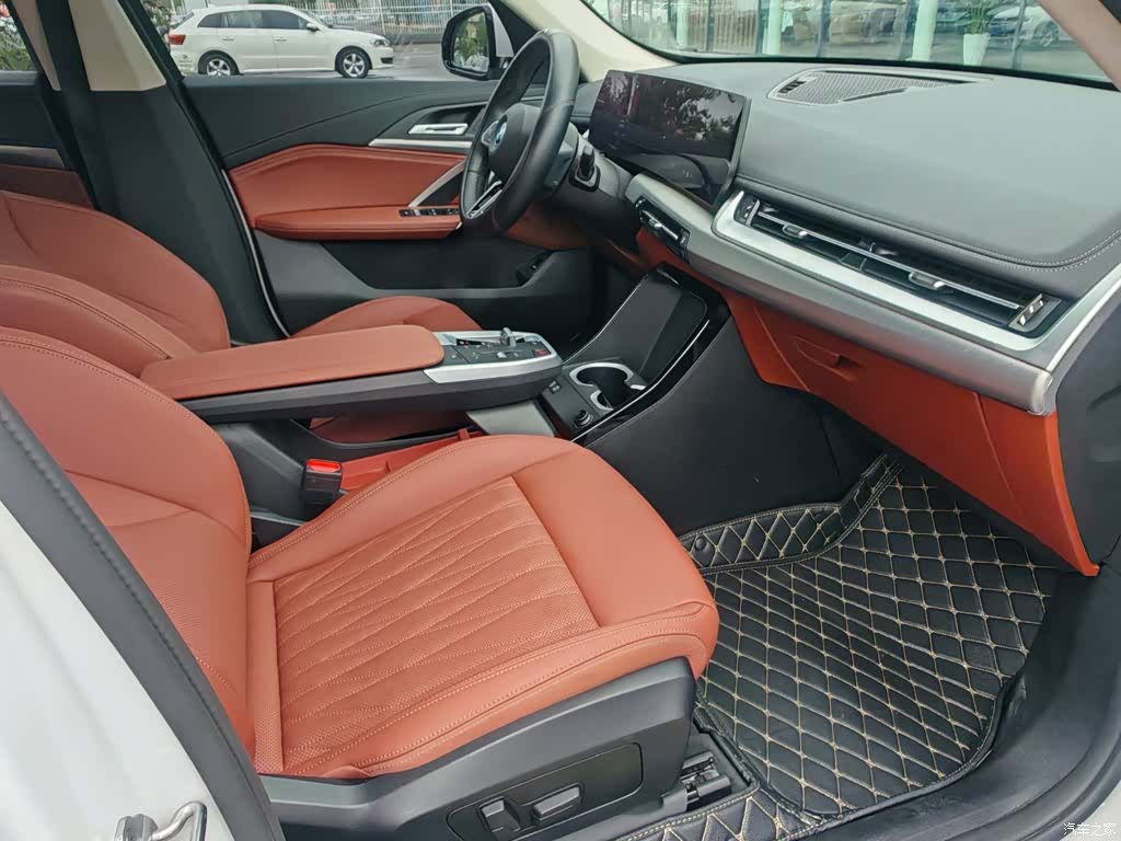 BMW iX1, 2025 7