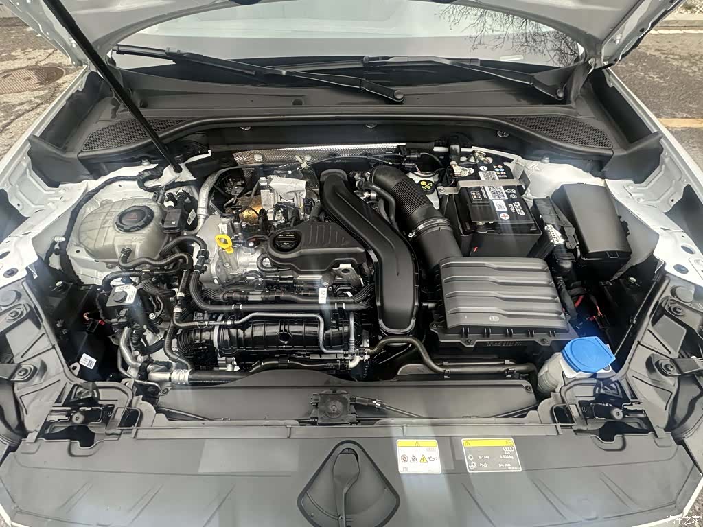 Audi Q2L, 2024 9