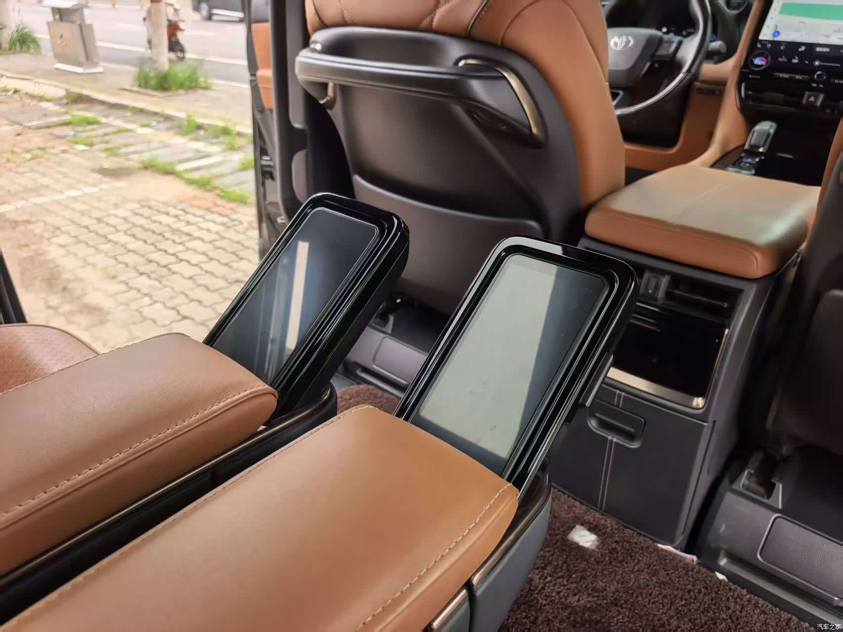 Toyota Alphard, 2024 13