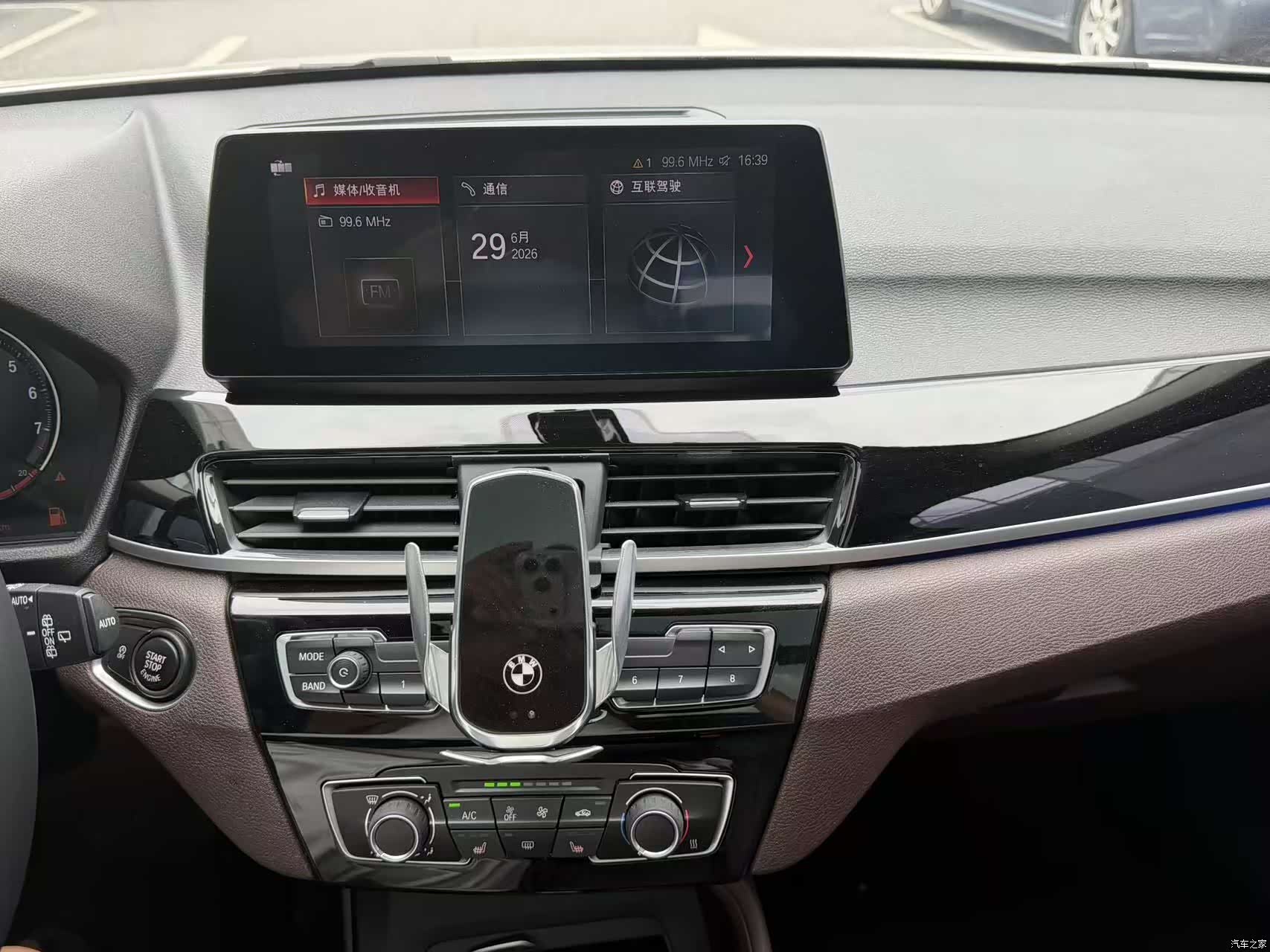 BMW X1, 2021 все фото