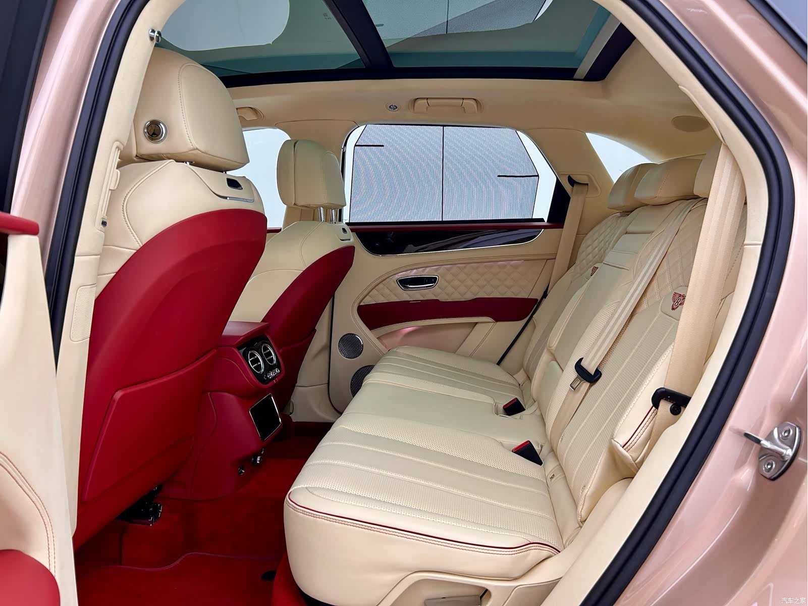 Bentley Bentayga, 2023 все фото