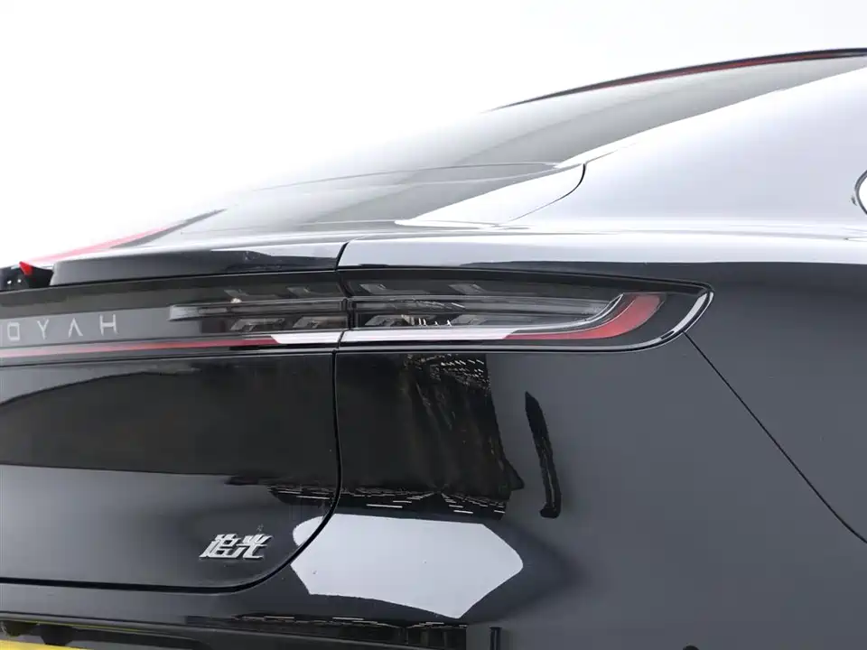 VOYAH Lantu chasing light