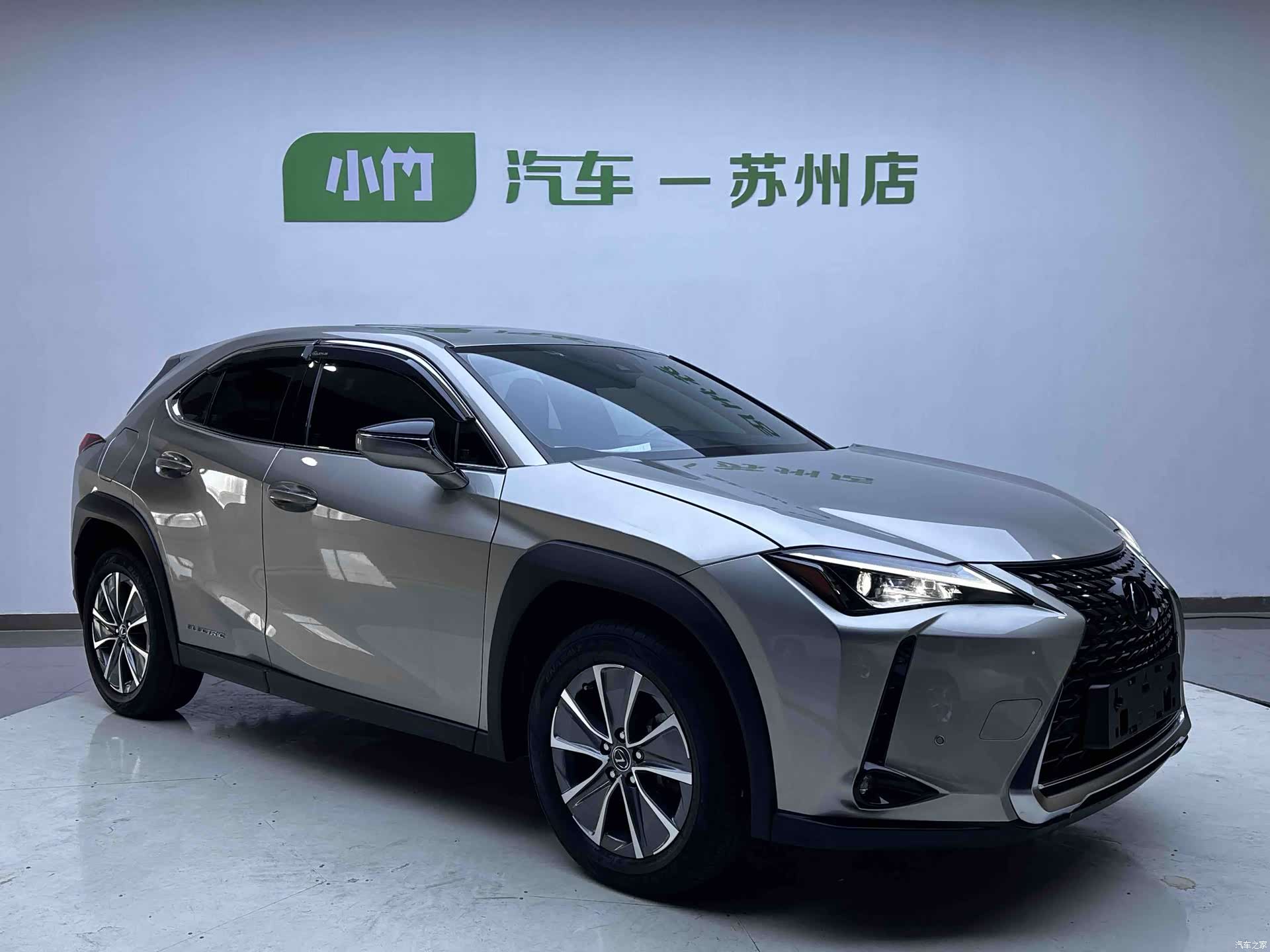 Lexus UX, 2021 3