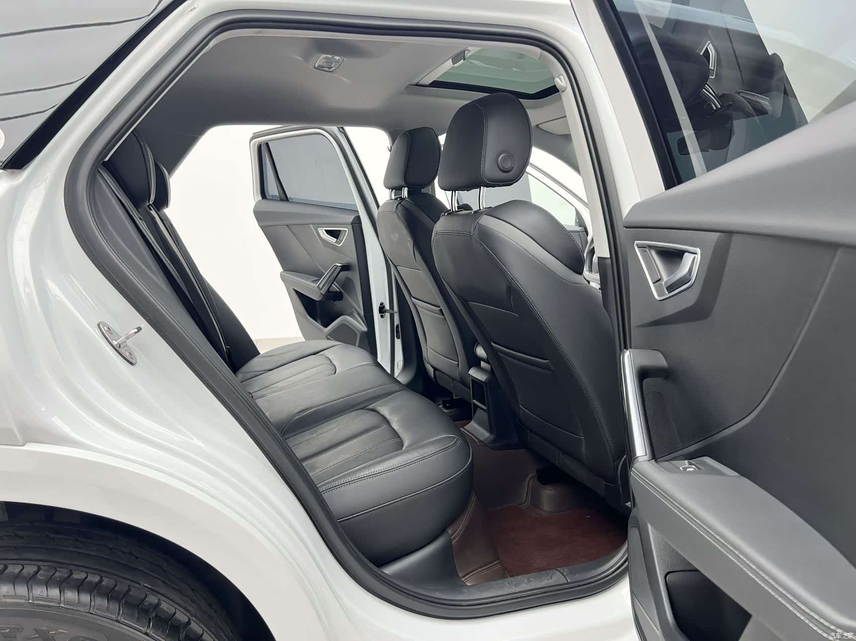 Audi Q2L, 2023 14