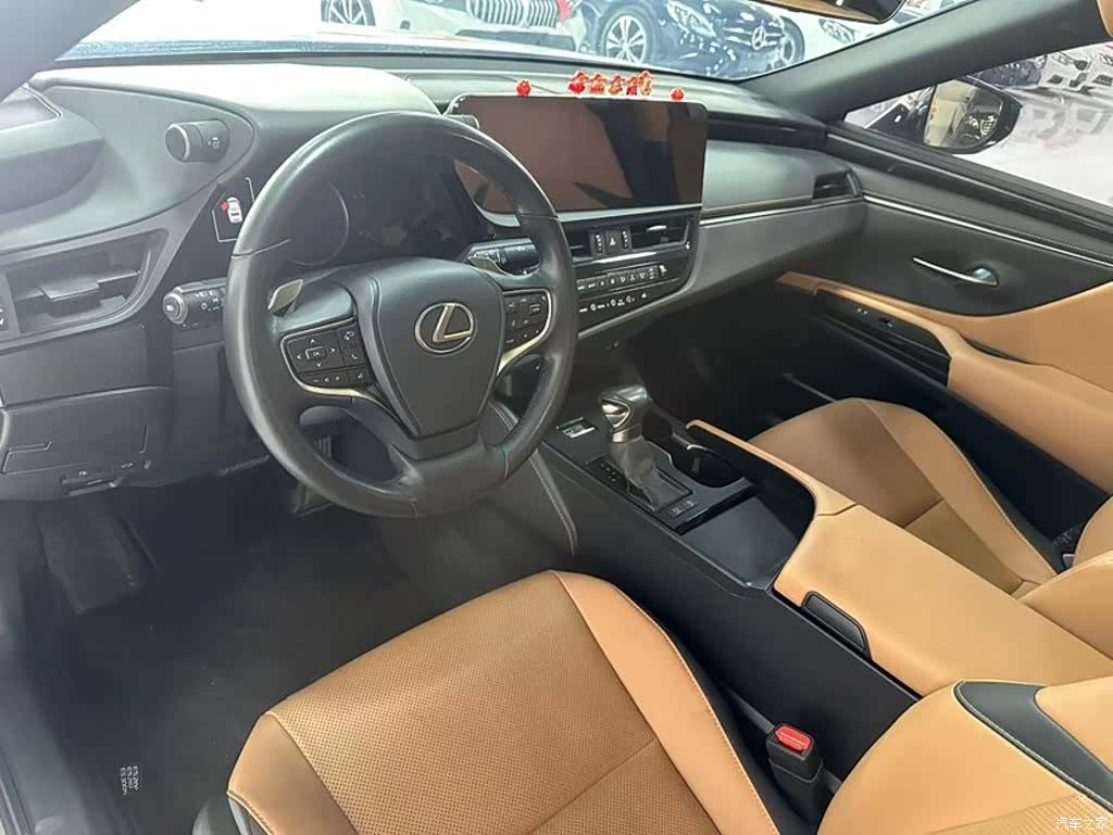 Lexus ES, 2023 4