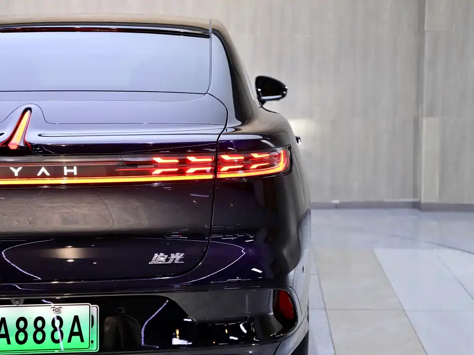 VOYAH Lantu chasing light