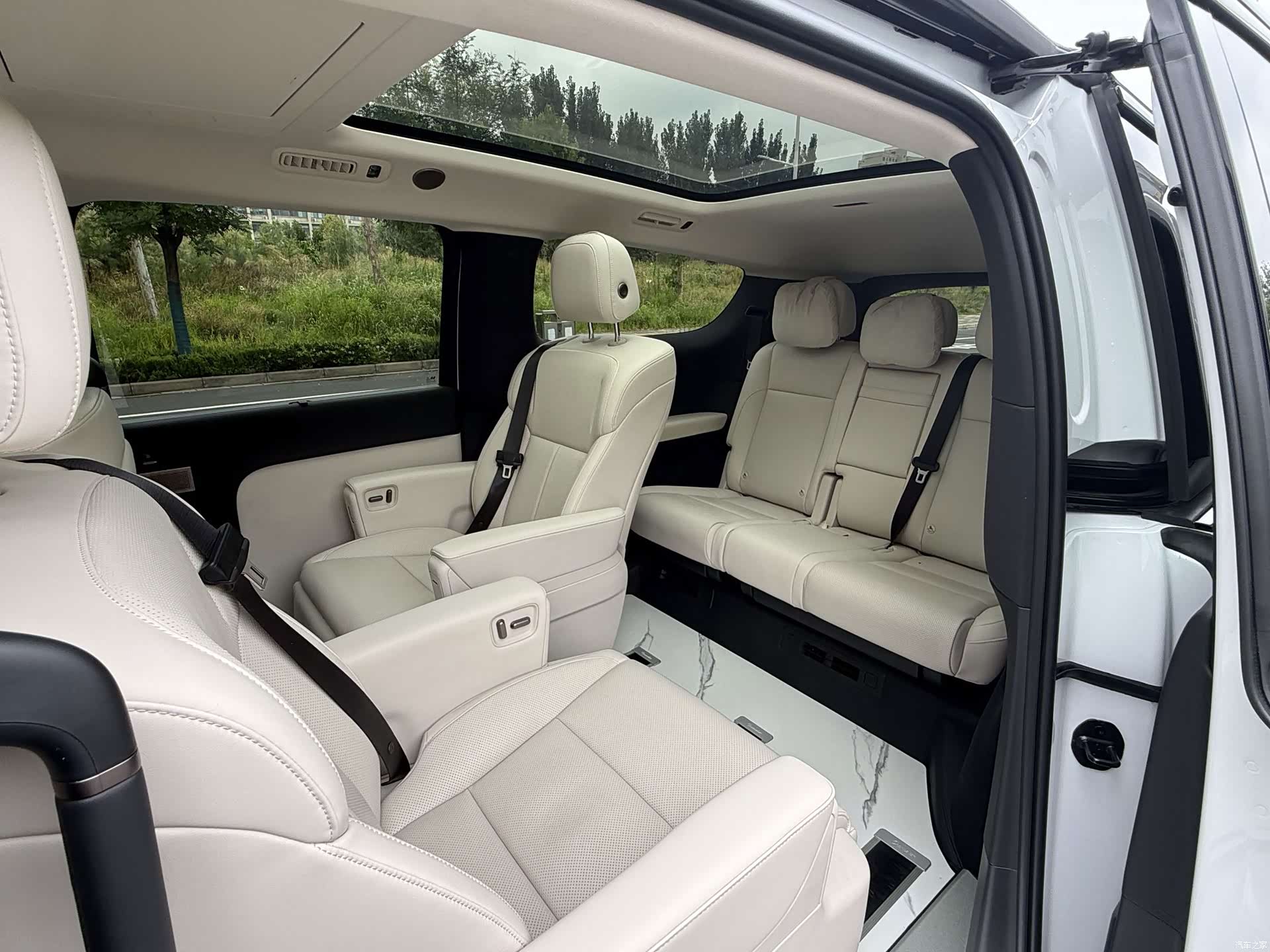 Li Auto MEGA, 2025 13