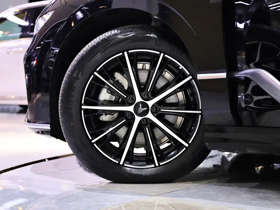 VOYAH Lantu chasing light