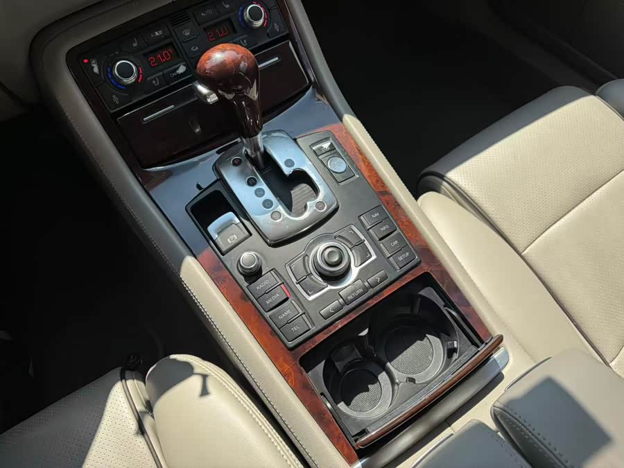 Audi A8 2010, фото 17