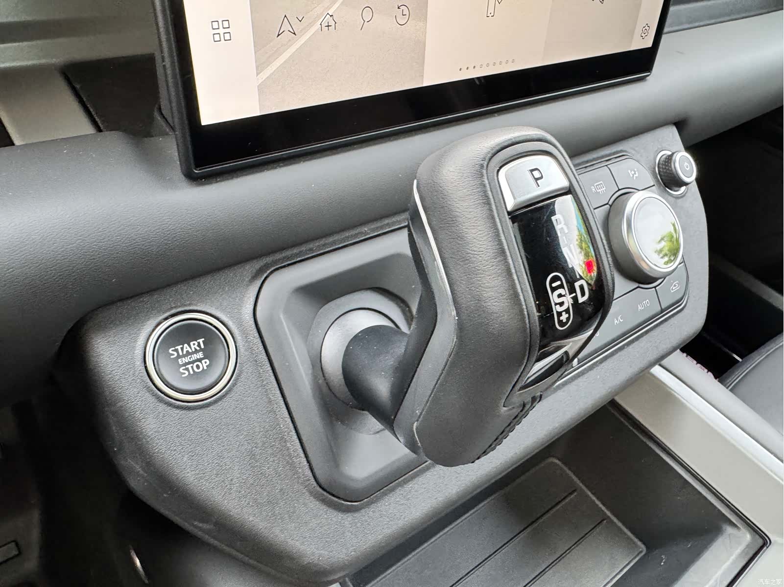 Land Rover Defender, 2025 12