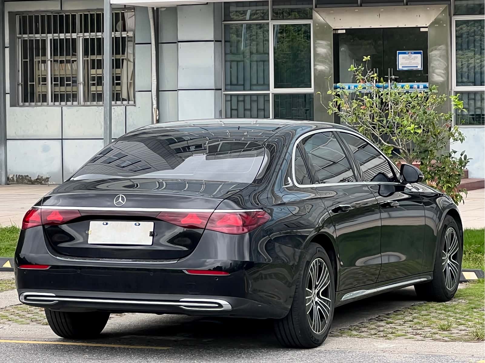 Mercedes-Benz E-Class, 2025 4