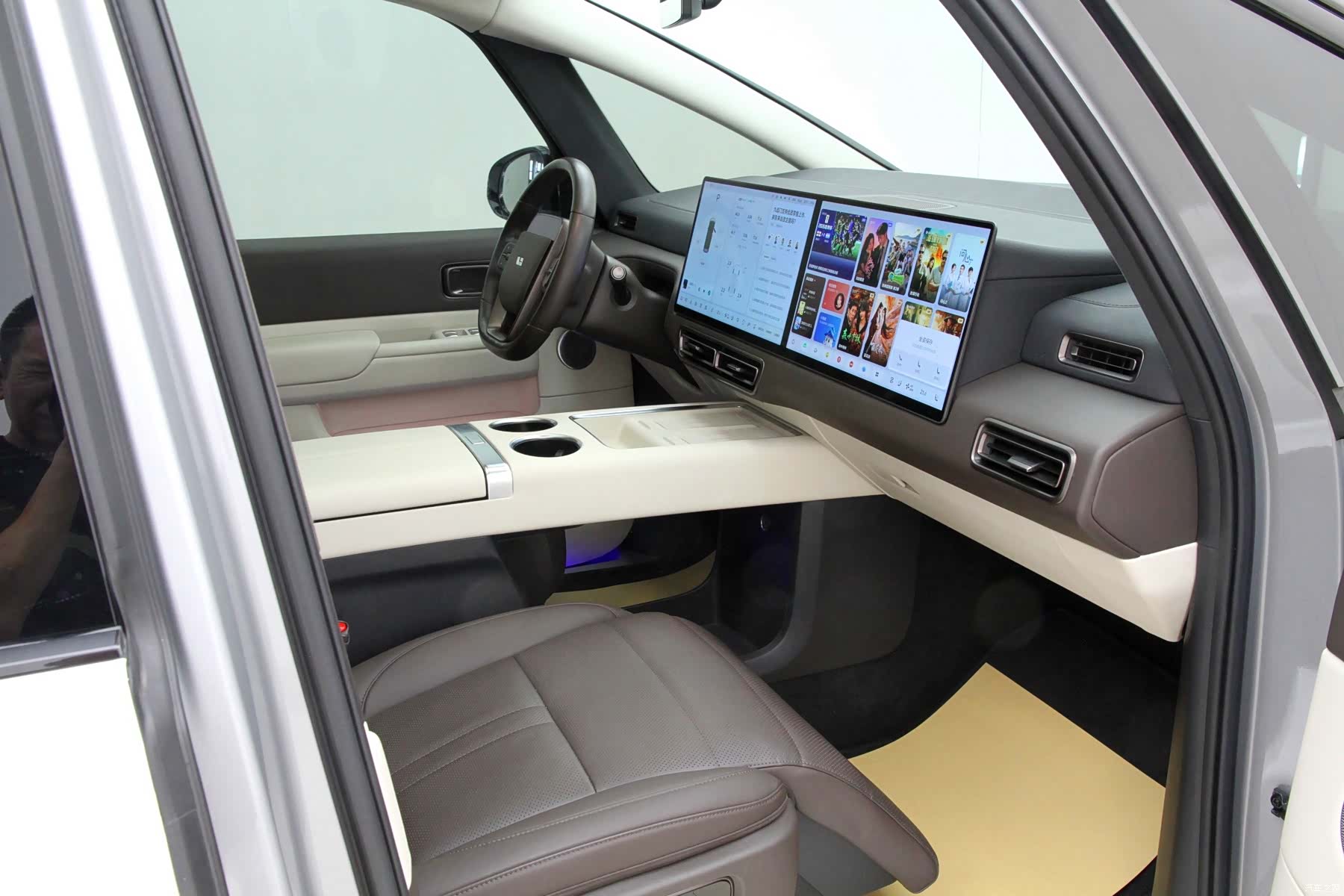 Li Auto MEGA, 2024 14