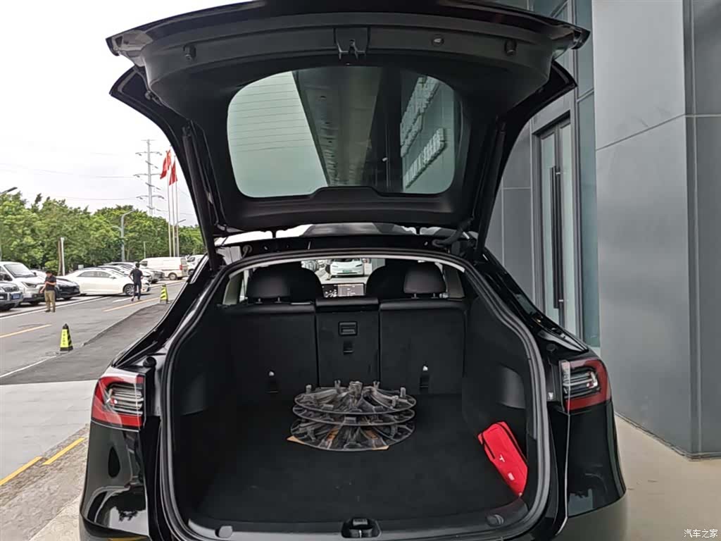 Tesla Model Y, 2023 19