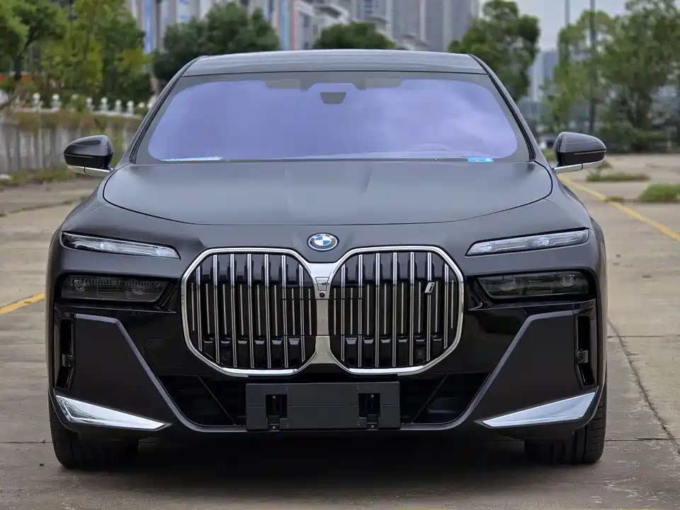 BMW i7