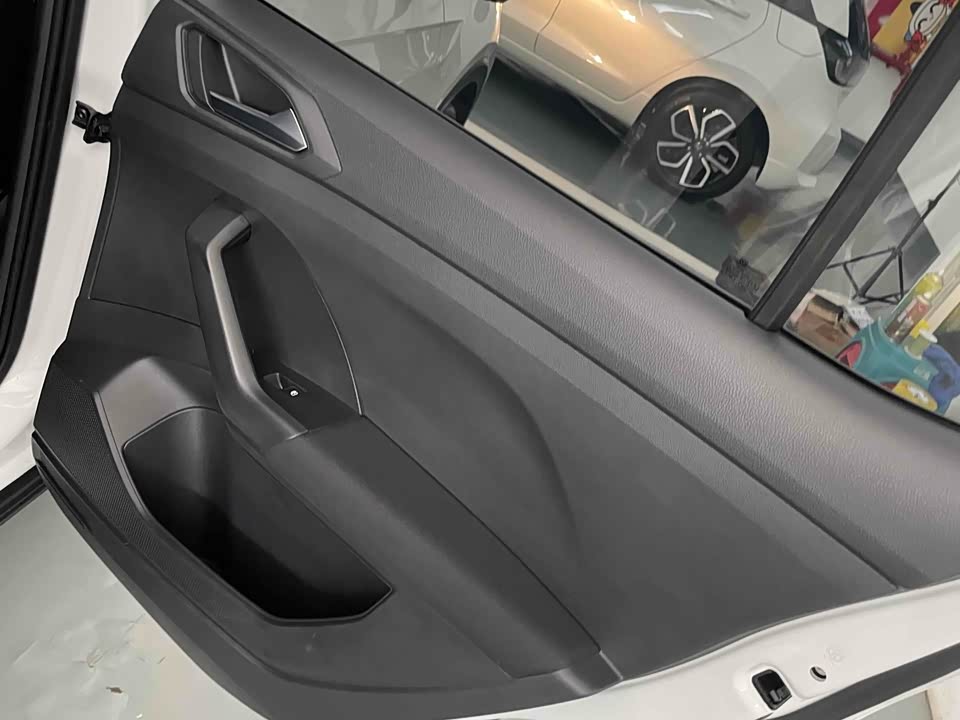 Volkswagen Exploring the shadow