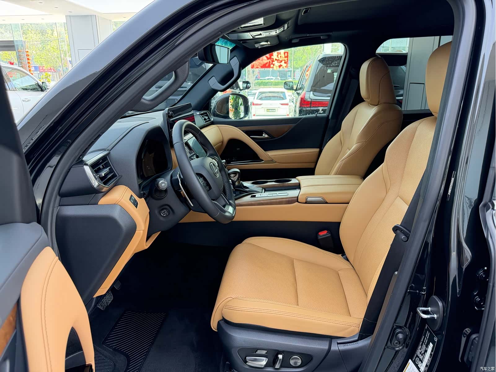 Lexus LX, 2024 4