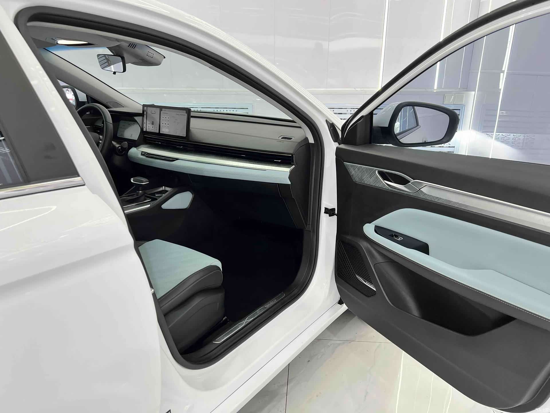 Geely Emgrand, 2022 17