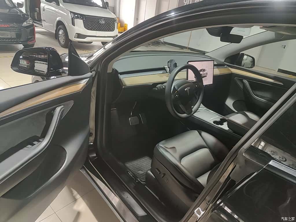 Tesla Model Y, 2023 16
