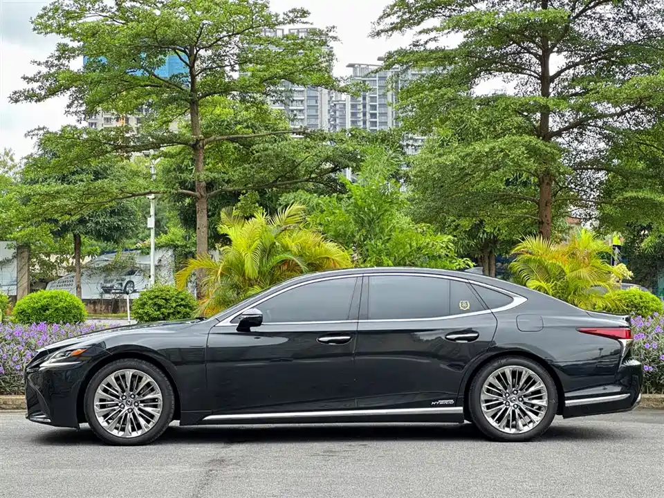 Lexus LS