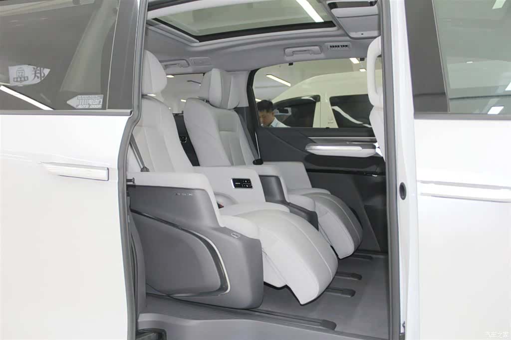 Buick GL8, 2024 9
