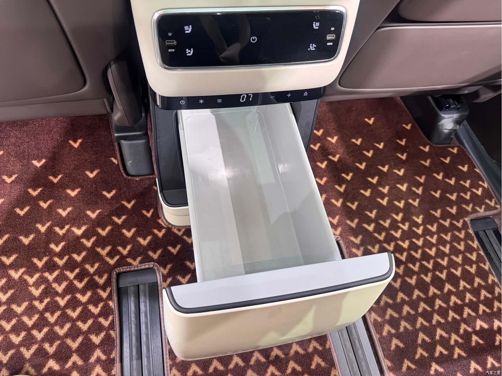 Li Auto MEGA, 2024 15