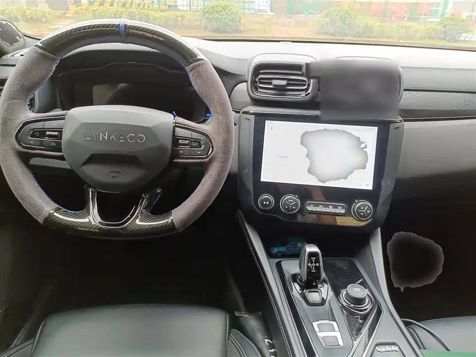 Lynk & Co 03