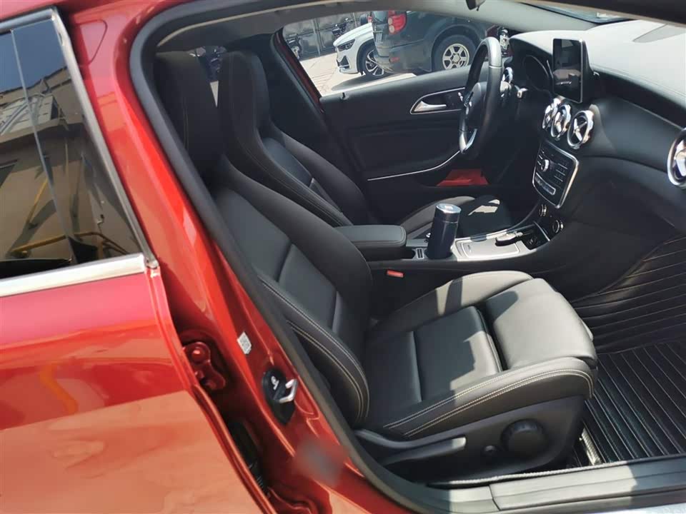 Mercedes-Benz GLA Mercedes-Benz GLA