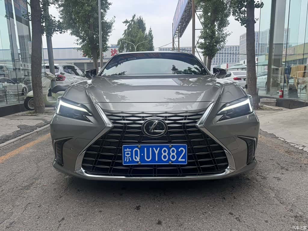 Lexus ES, 2025 1