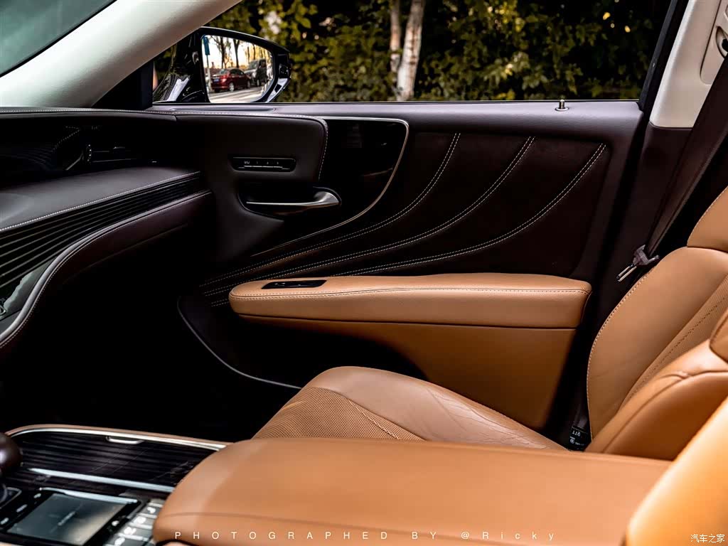 Lexus LS, 2018 9