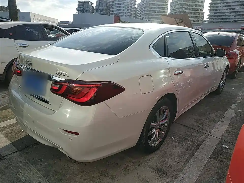 Infiniti Q70