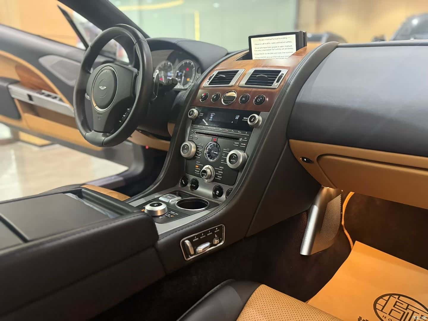 Aston Martin Vantage, 2011 3