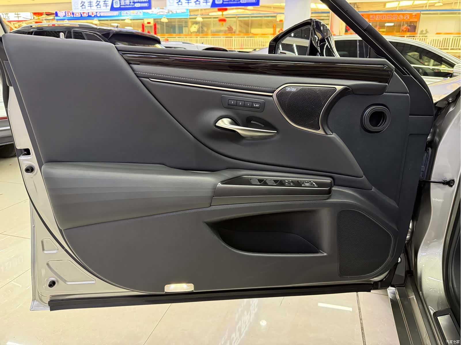 Lexus ES, 2019 12