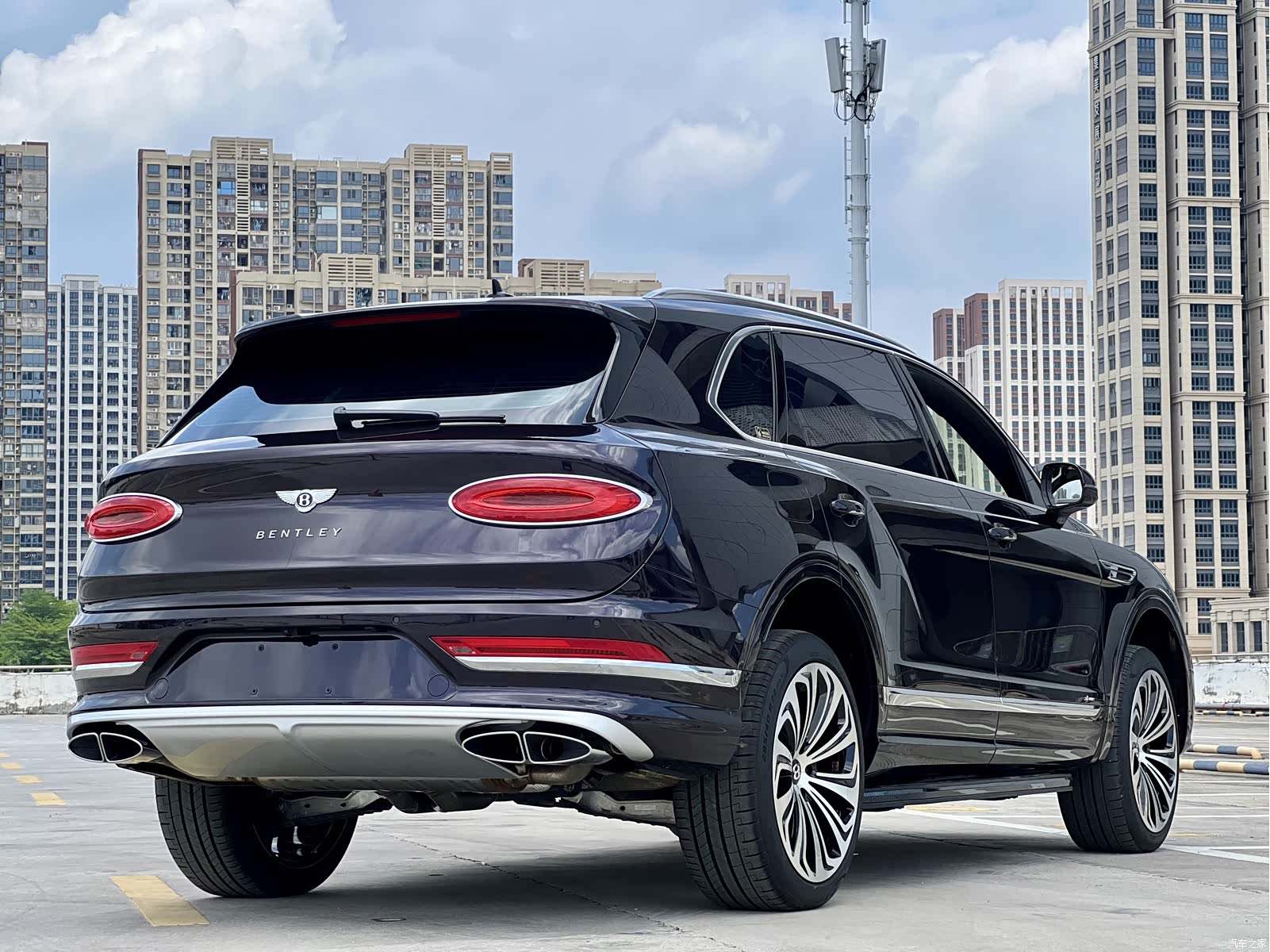 Bentley Bentayga, 2023 14