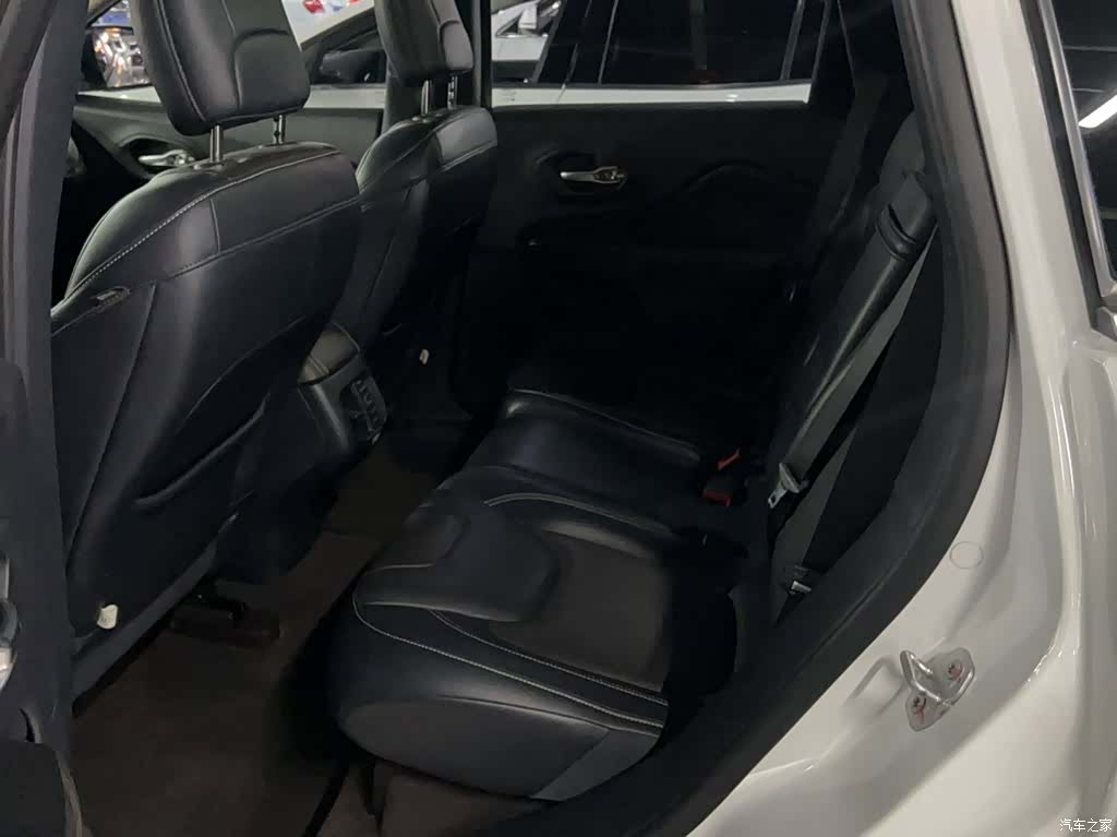 Jeep Cherokee, 2016 19