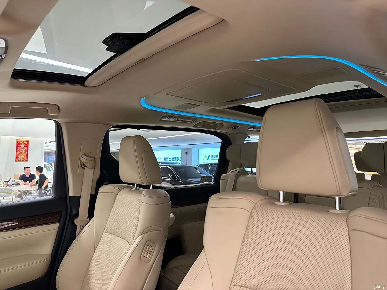 Toyota Alphard, 2023 11