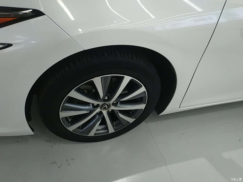 Lexus ES, 2019 25