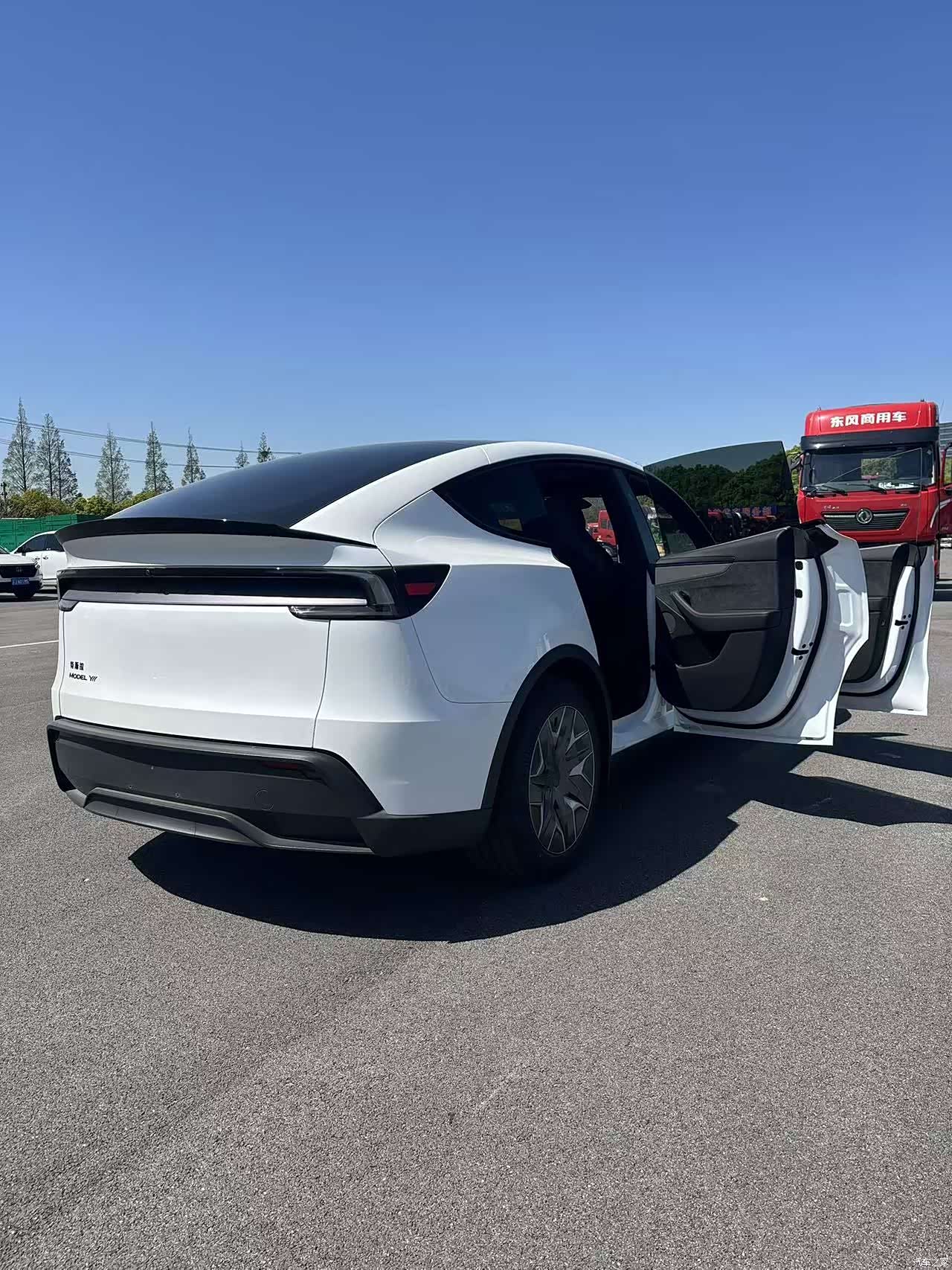 Tesla Model Y, 2026 14