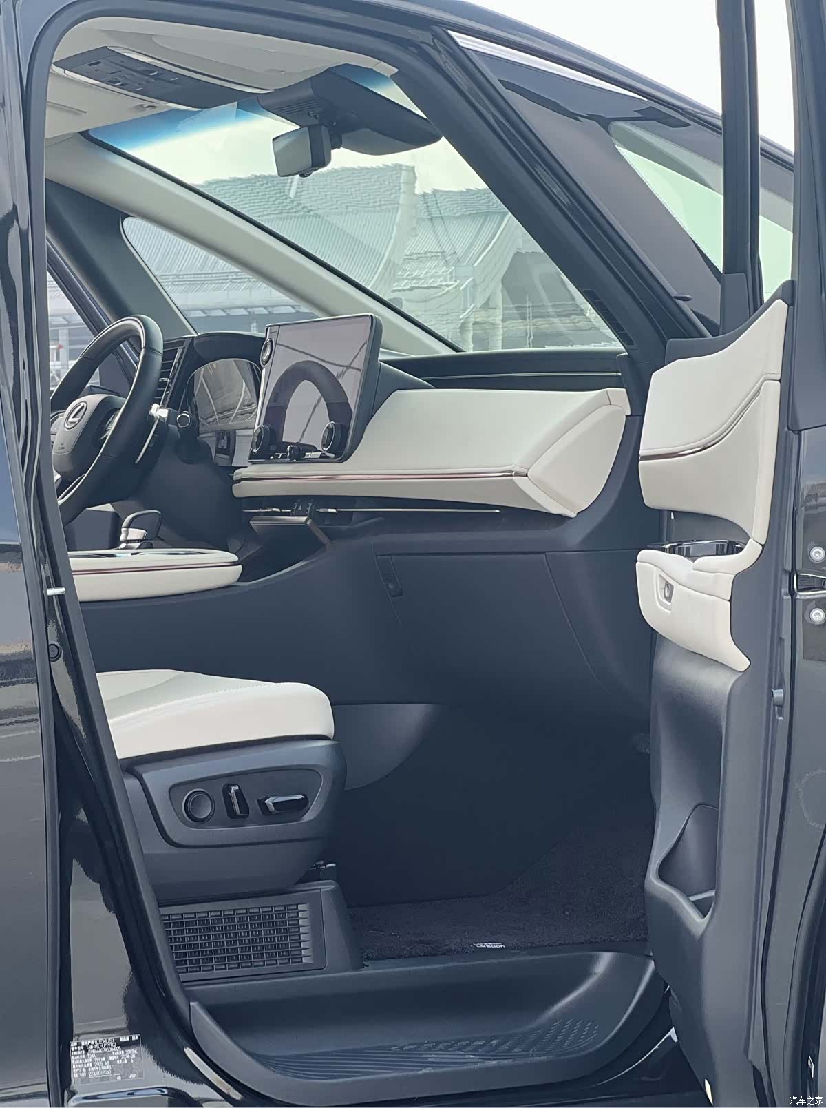 Lexus LM, 2025 6