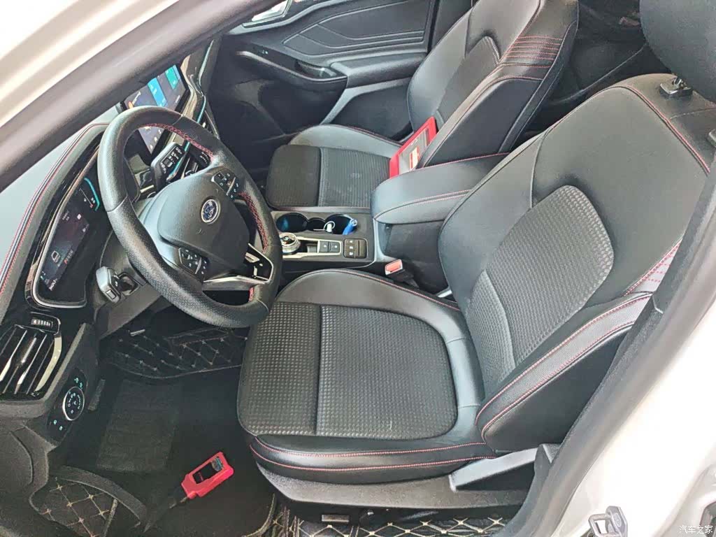 Ford Focus, 2022 11